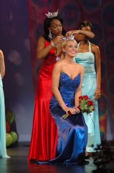 Miss MSU 2007 Danielle Smith crowns Miss MSU 2008, junior communication major Corie Stanford during Wednesdays pageant