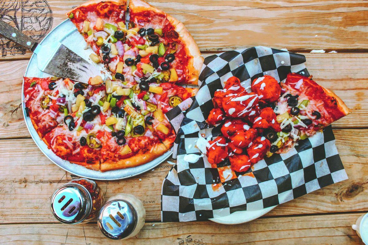 Dave’s Dark Horse Tavern offers options to vegan customers. Pizza with a vegan cheese substitute and buffalo cauliflower bites are the most popular items, according to general manager Jorge Badillo.