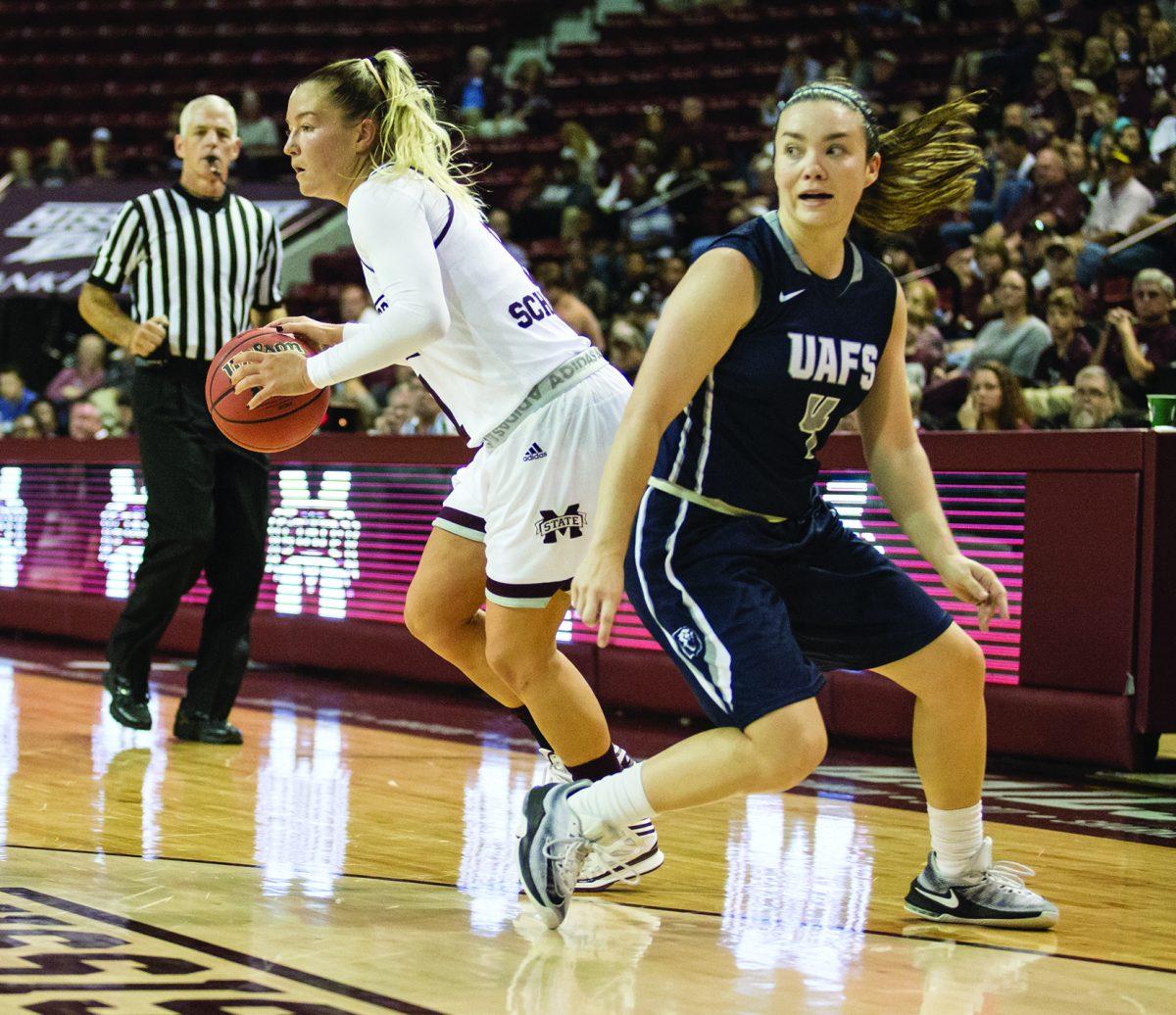 Blair+Schaefer+dribbles+around+the+arc+in+MSU%26%238217%3Bs+exhibition+against+Arkansas+Fort-Smith.